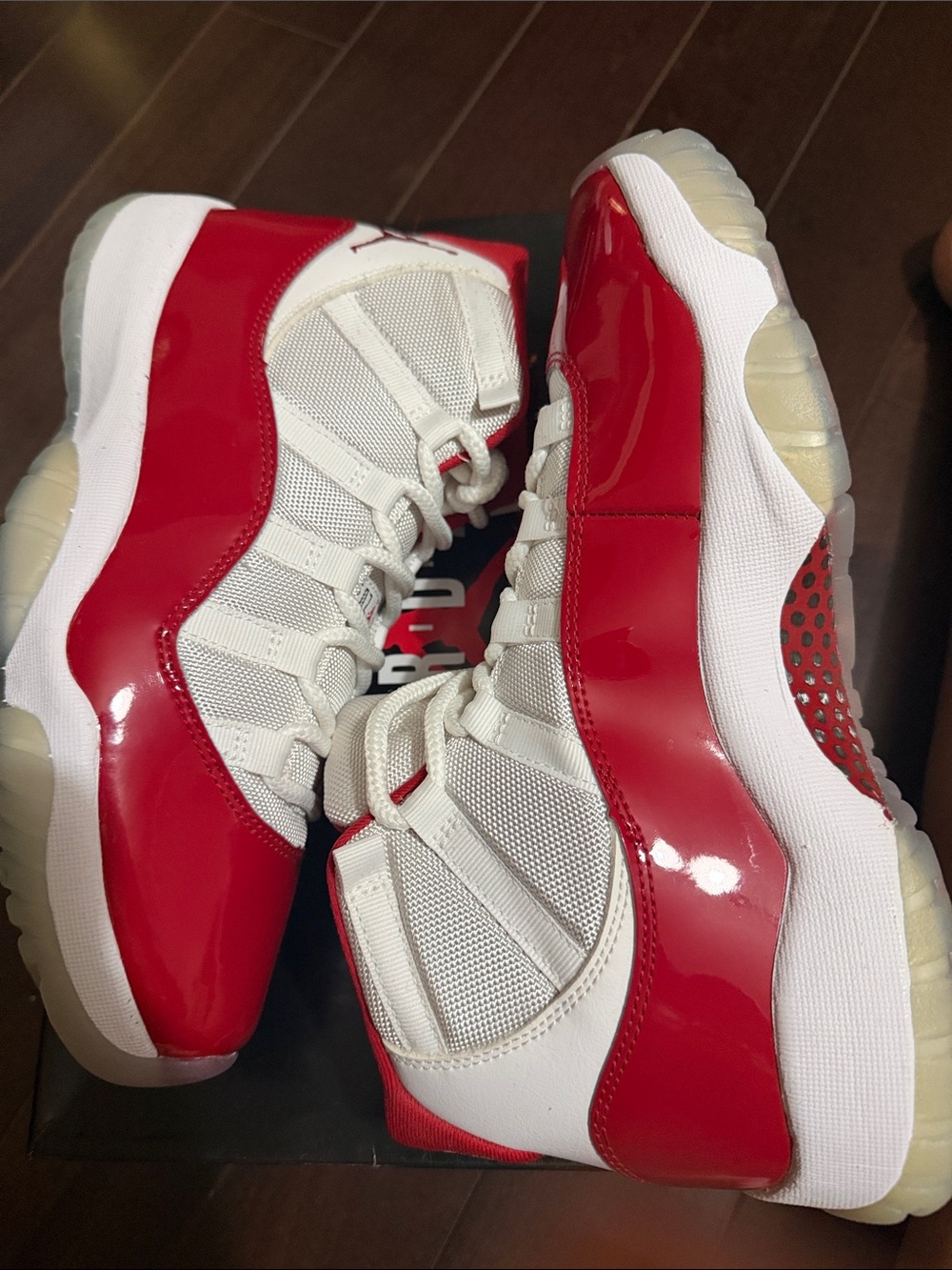 Air Jordon 11 retro high white
White/red 
Size 9